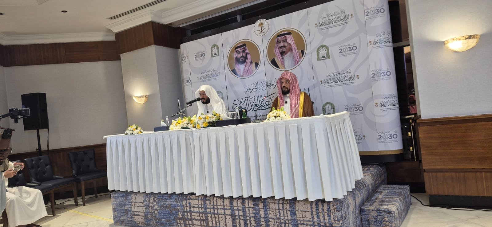 IMAM DAN KHATIB MASJID NABAWI MENYAPA TAMU KHADIM AL-HARAMAIN